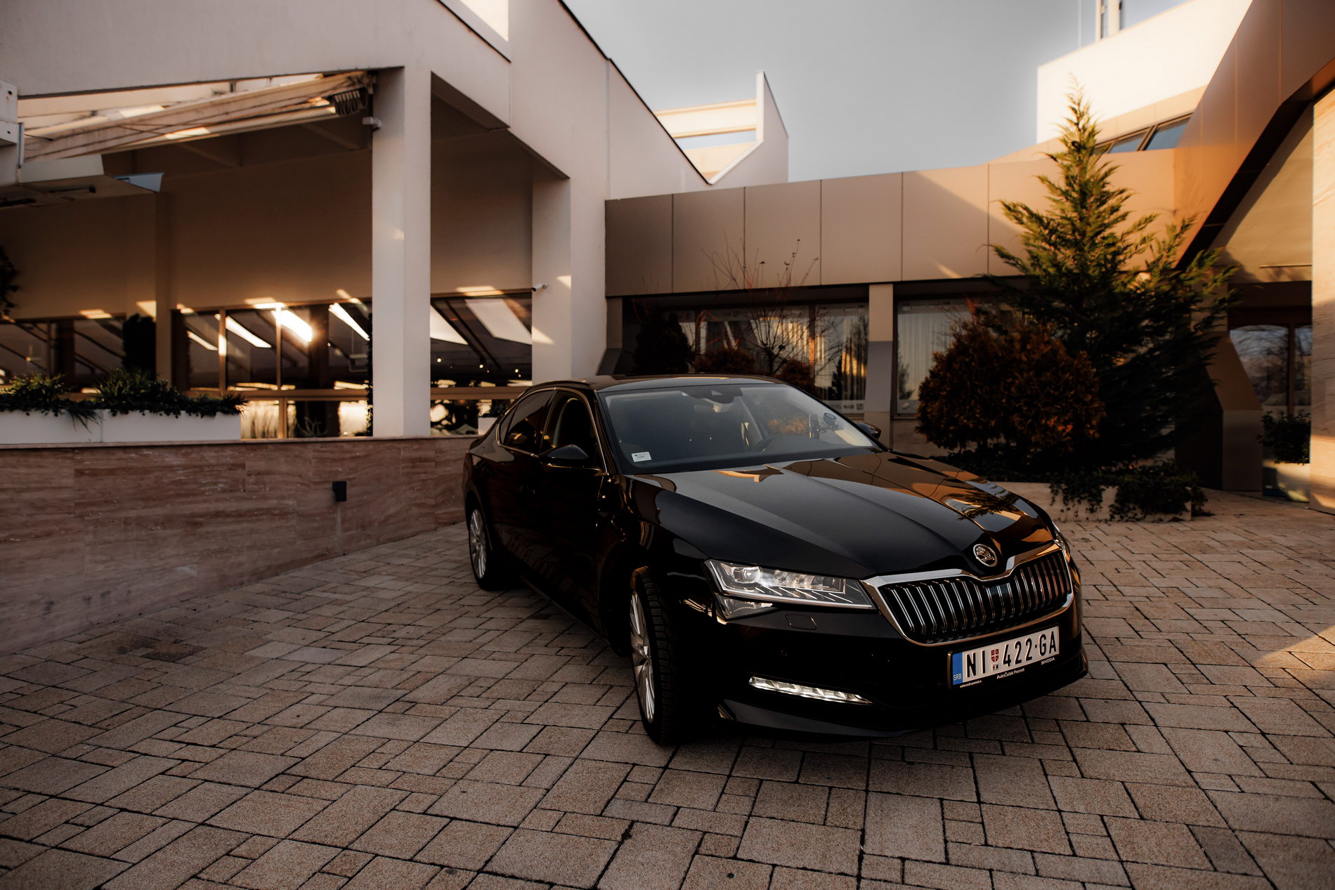 Limuzina ispred crkve